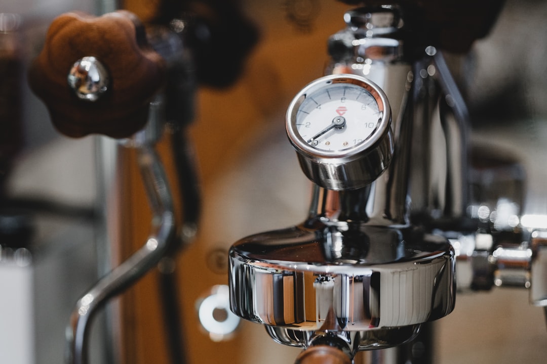 Pressure Profiling on a Heat-Exchange Machine: The Ramp Curve That Saves a Dark Roast